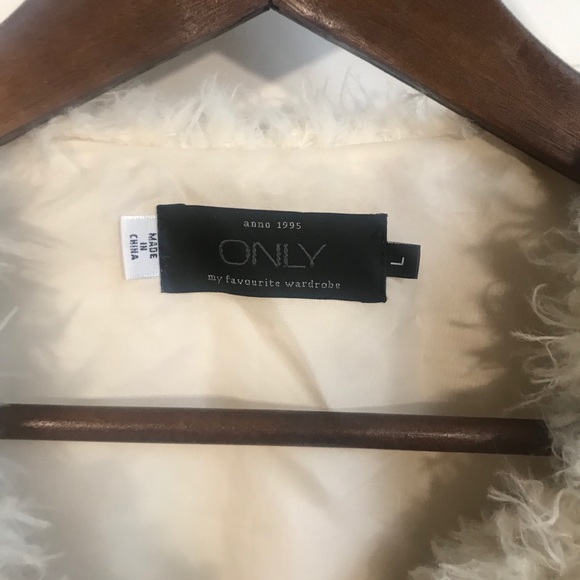ONLY Cream and White Fur Vest - Picture 4 of 9